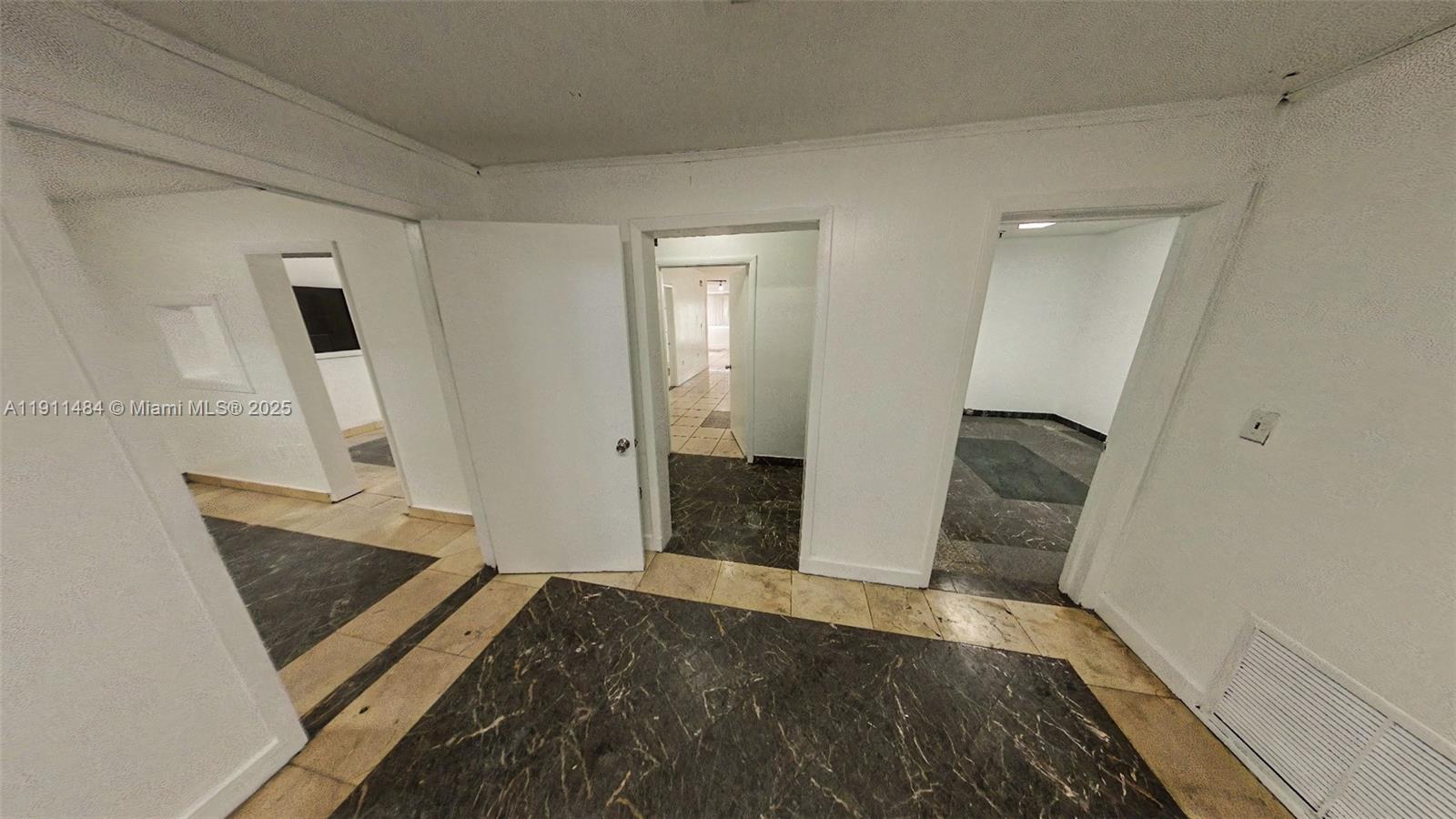 3171  /   кв.футов $ 2025-11-10 0 Фото