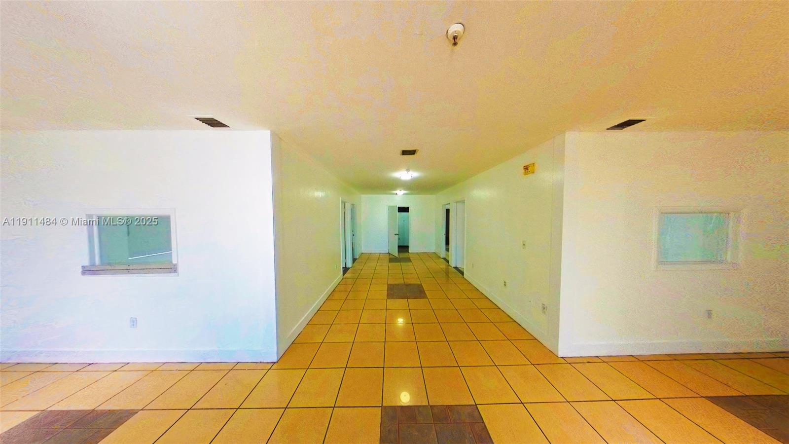 3171  /   кв.футов $ 2025-11-10 0 Фото