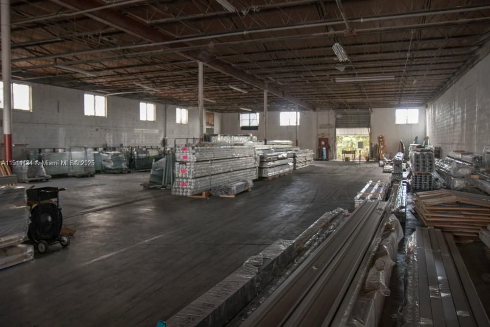 3171  /   кв.футов $ 2025-11-10 0 Фото