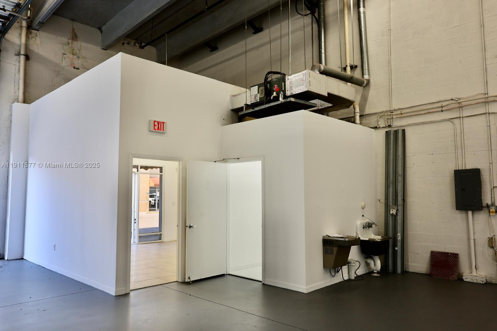 206  /   sq. ft. $ 2025-11-10 0 Photo