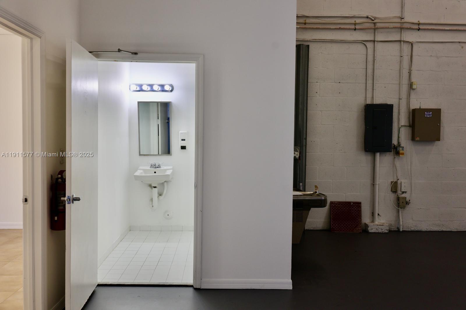 206  /   sq. ft. $ 2025-11-10 0 Photo