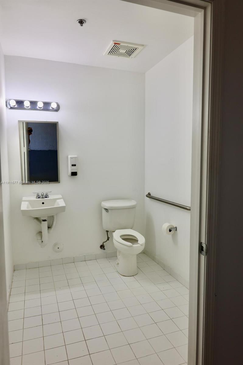 206  /   sq. ft. $ 2025-11-10 0 Photo