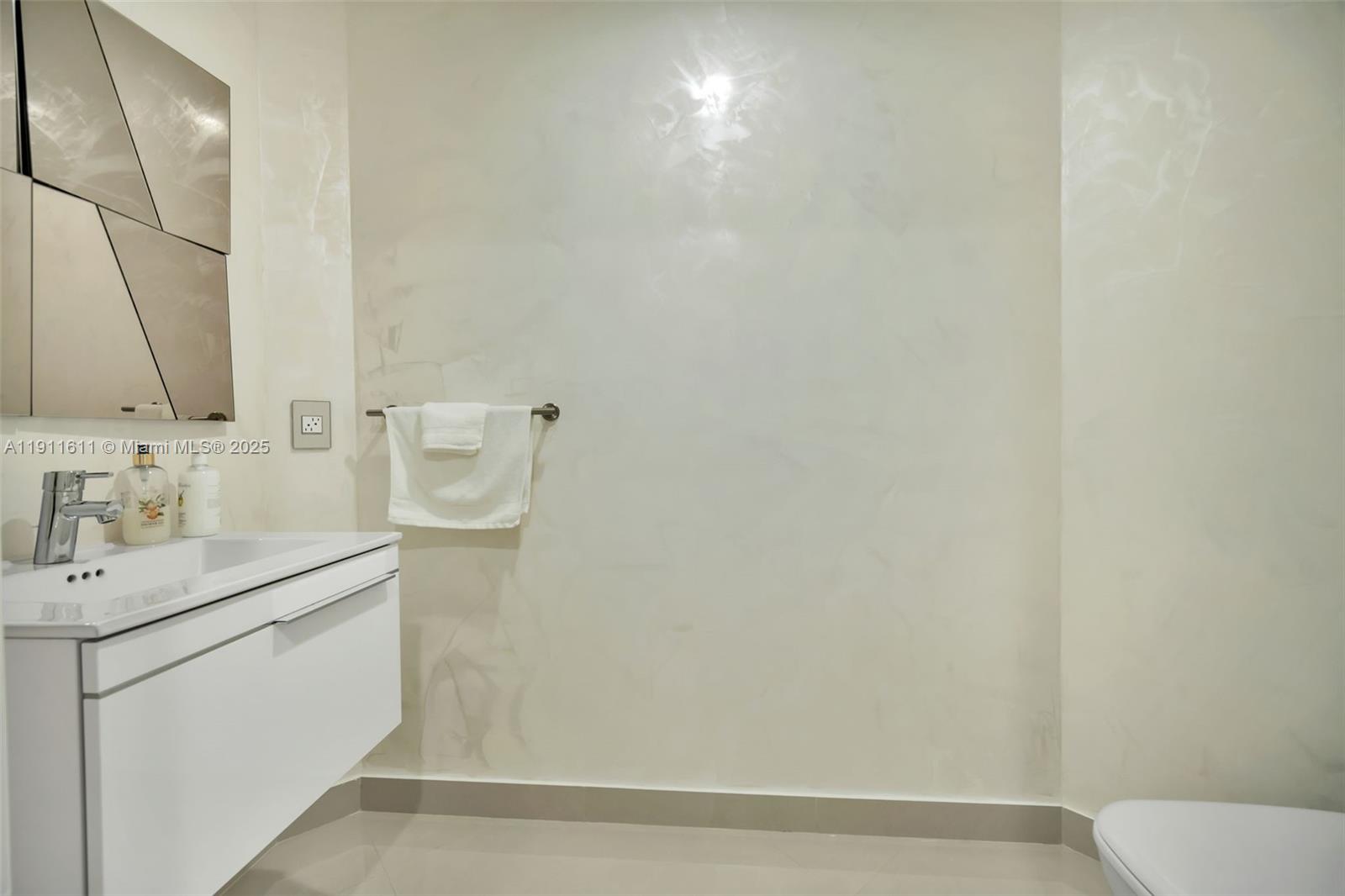 Photo of 17301 Biscayne Blvd #910, North Miami Beach, Florida, 33160 -