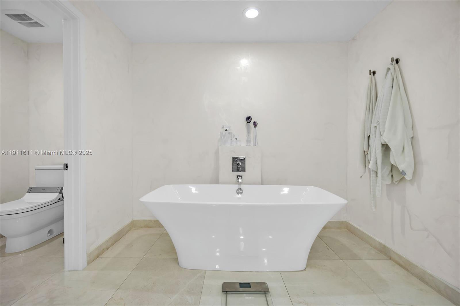 Photo of 17301 Biscayne Blvd #910, North Miami Beach, Florida, 33160 -