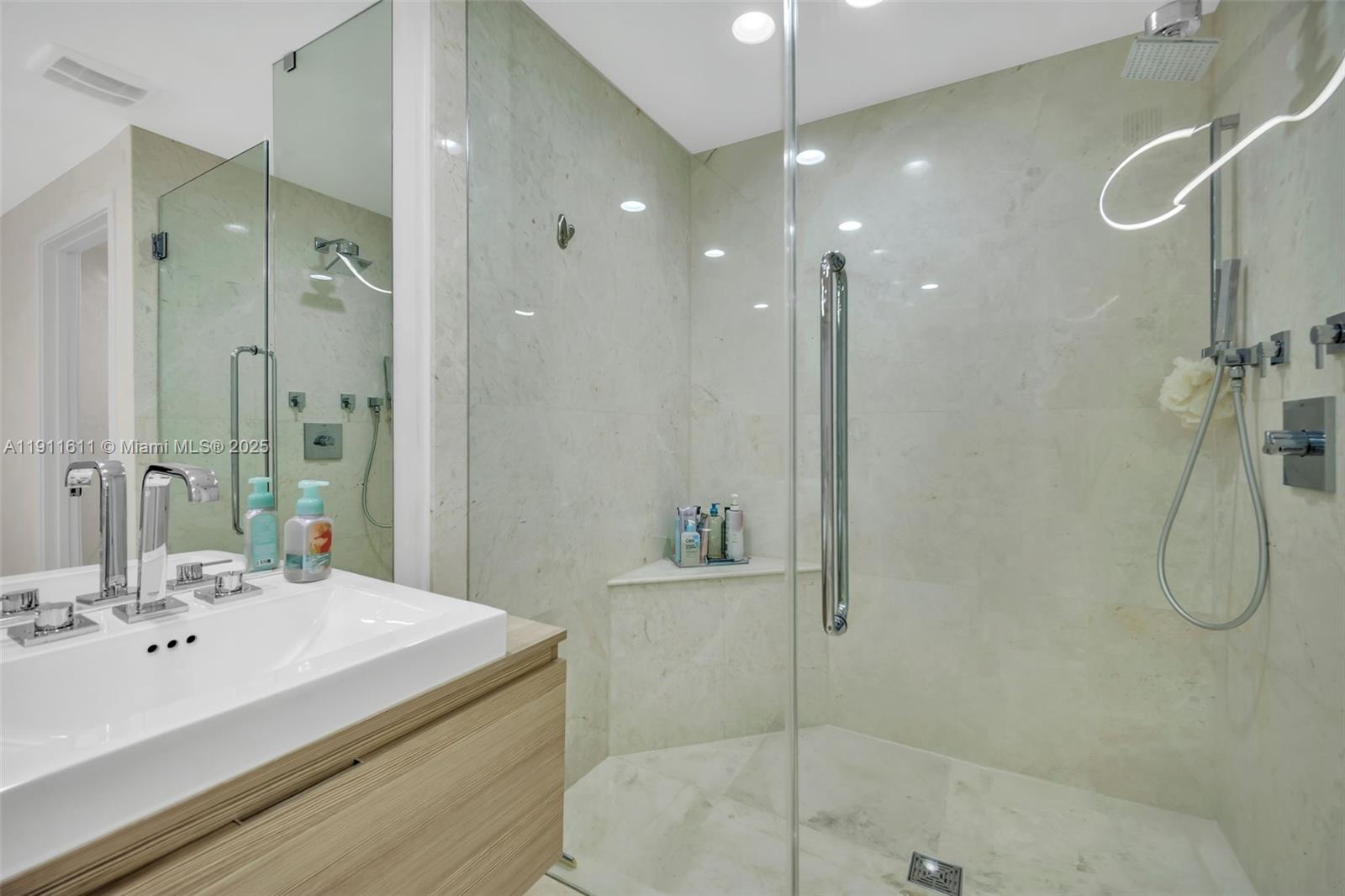 Photo of 17301 Biscayne Blvd #910, North Miami Beach, Florida, 33160 -