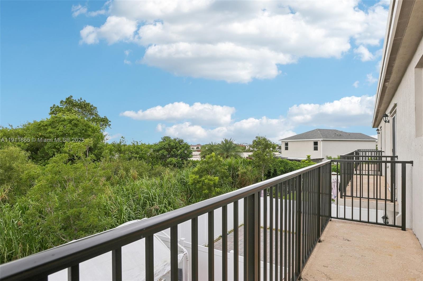 754 3 / 3 1712 sq. ft. $ 2025-11-10 0 Photo