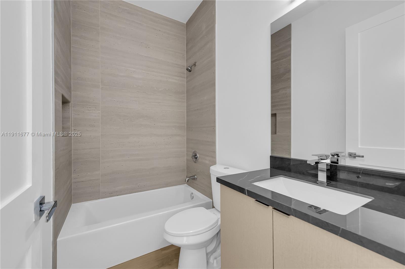   /  5472 sq. ft. $ 2025-11-10 0 foto