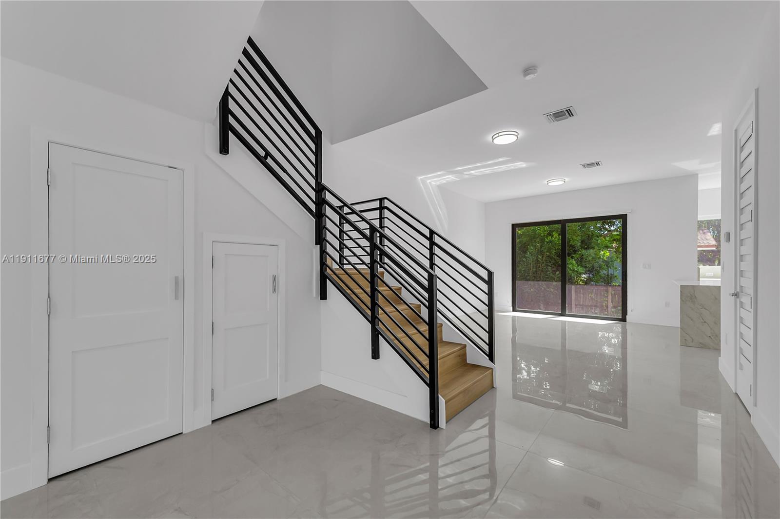   /  5472 sq. ft. $ 2025-11-10 0 foto