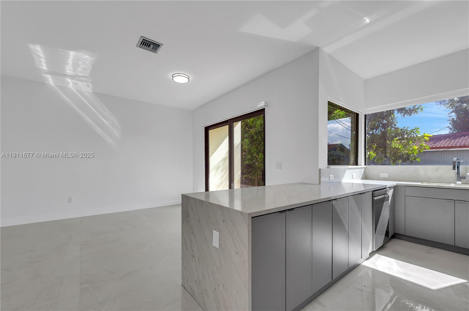   /  5472 sq. ft. $ 2025-11-10 0 foto