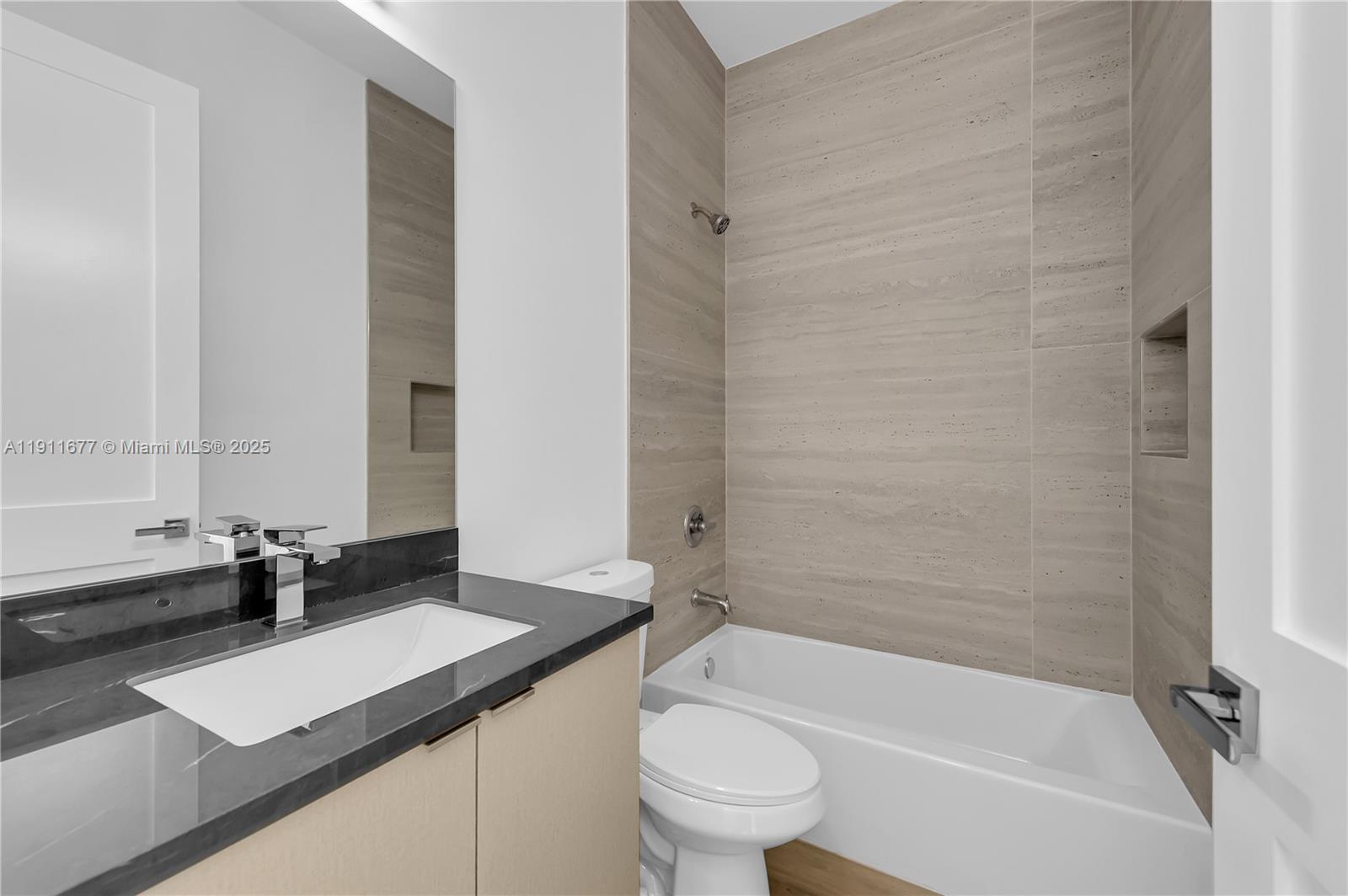   /  5472 sq. ft. $ 2025-11-10 0 foto