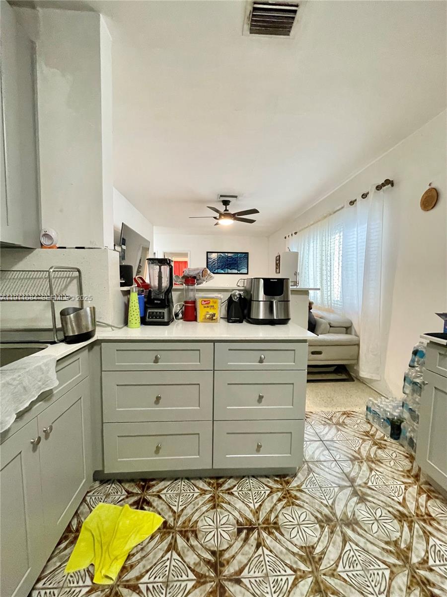   /  1645 кв.футов $ 2025-12-17 0 Фото