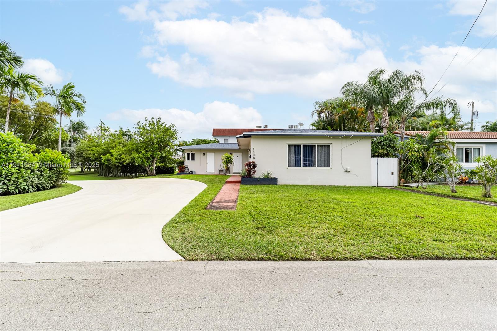 See details / 1645 sq. ft. $ 2025-11-13 0 Photo