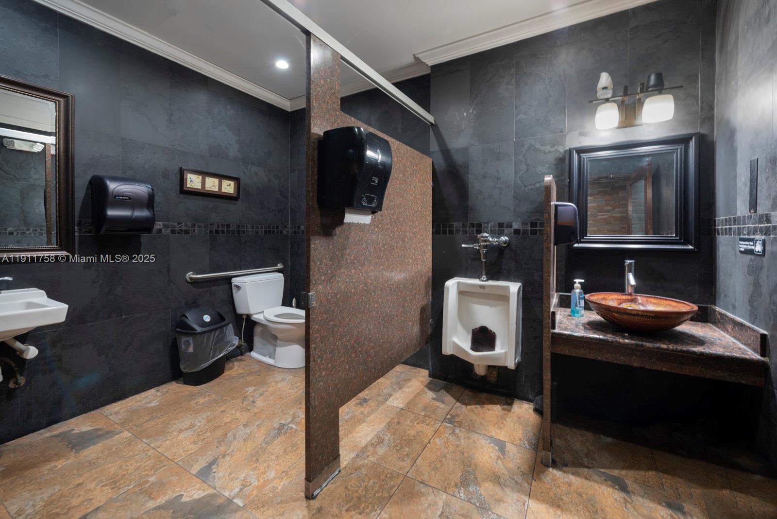   /   sq. ft. $ 2025-11-10 0 foto