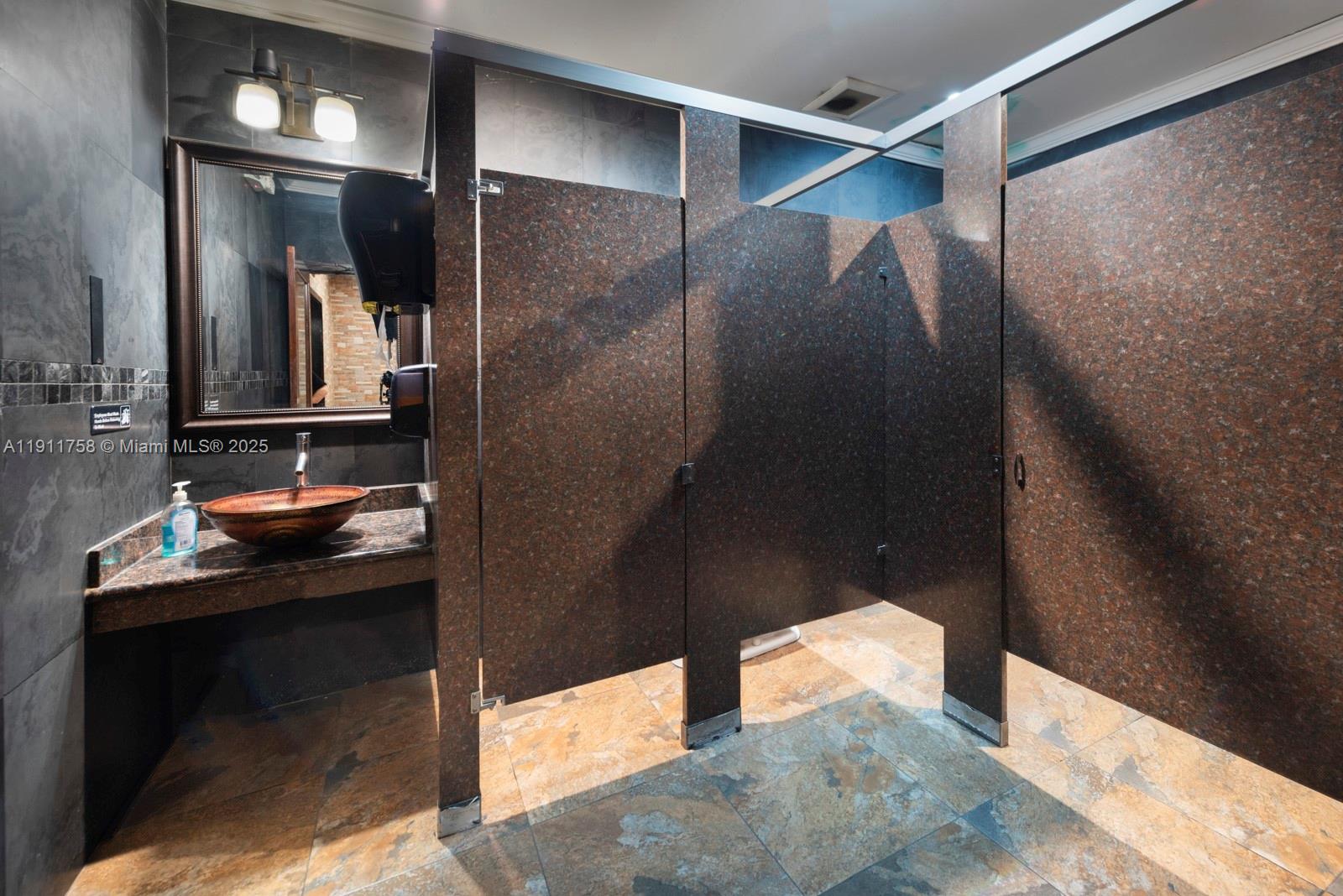   /   sq. ft. $ 2025-11-10 0 foto