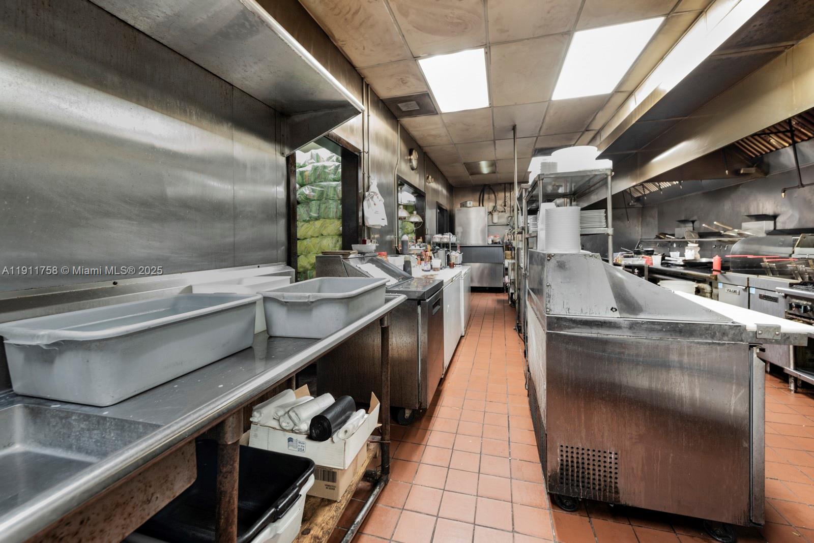   /   sq. ft. $ 2025-11-10 0 foto