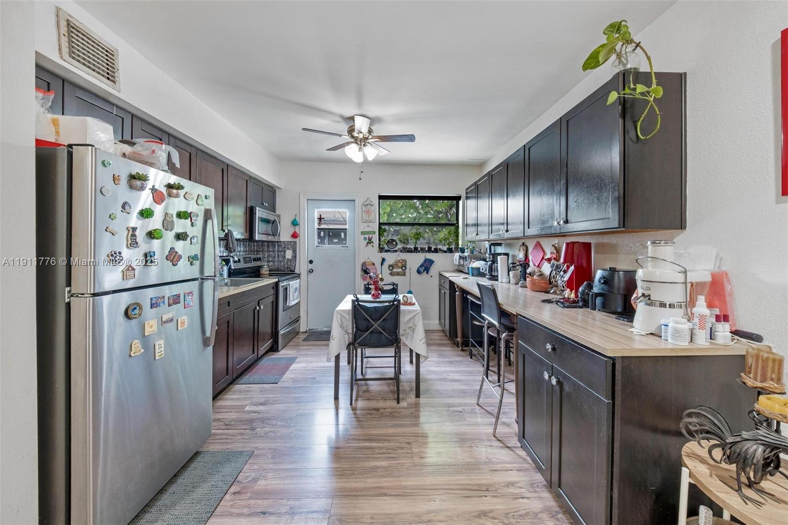   /  1832 кв.футов $ 2025-11-10 0 Фото