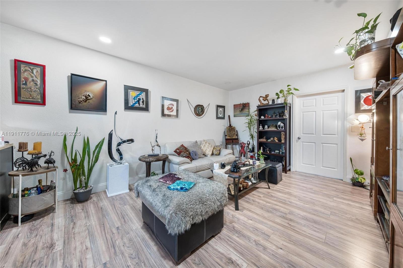   /  1832 кв.футов $ 2025-11-10 0 Фото