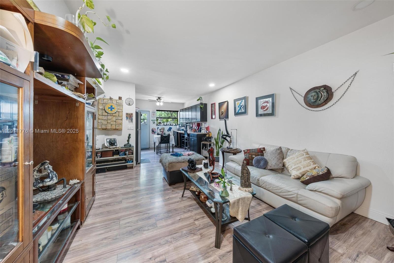   /  1832 кв.футов $ 2025-11-10 0 Фото