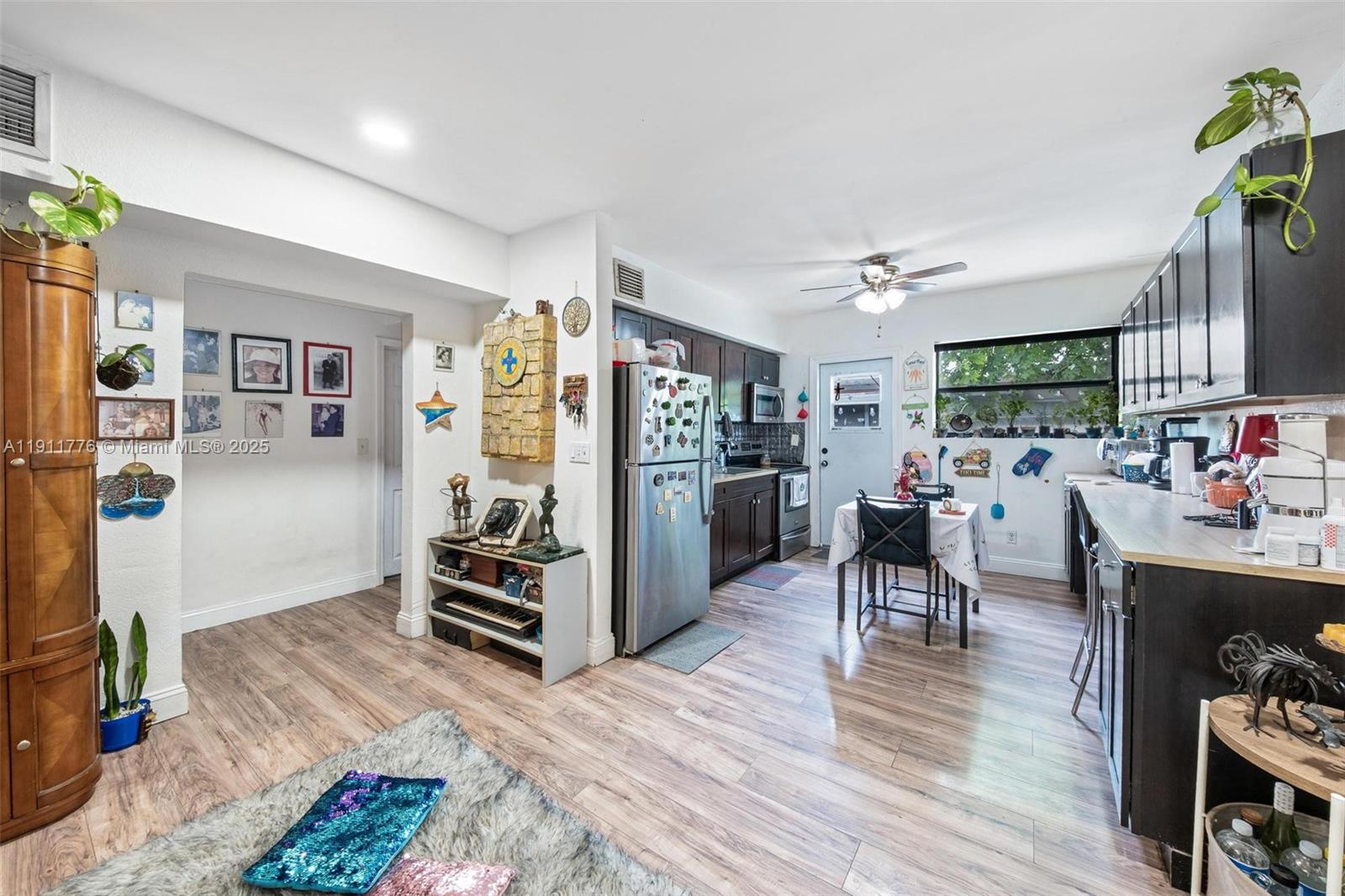   /  1832 кв.футов $ 2025-11-10 0 Фото