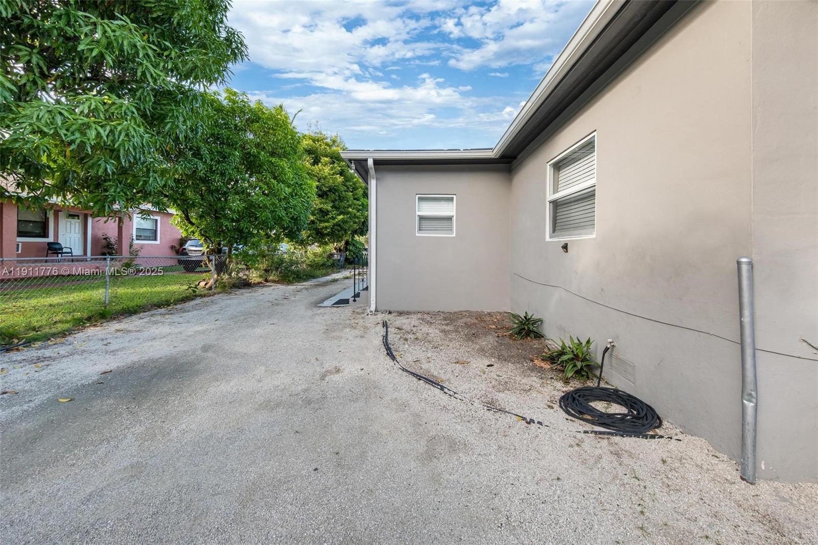   /  1832 кв.футов $ 2025-11-10 0 Фото