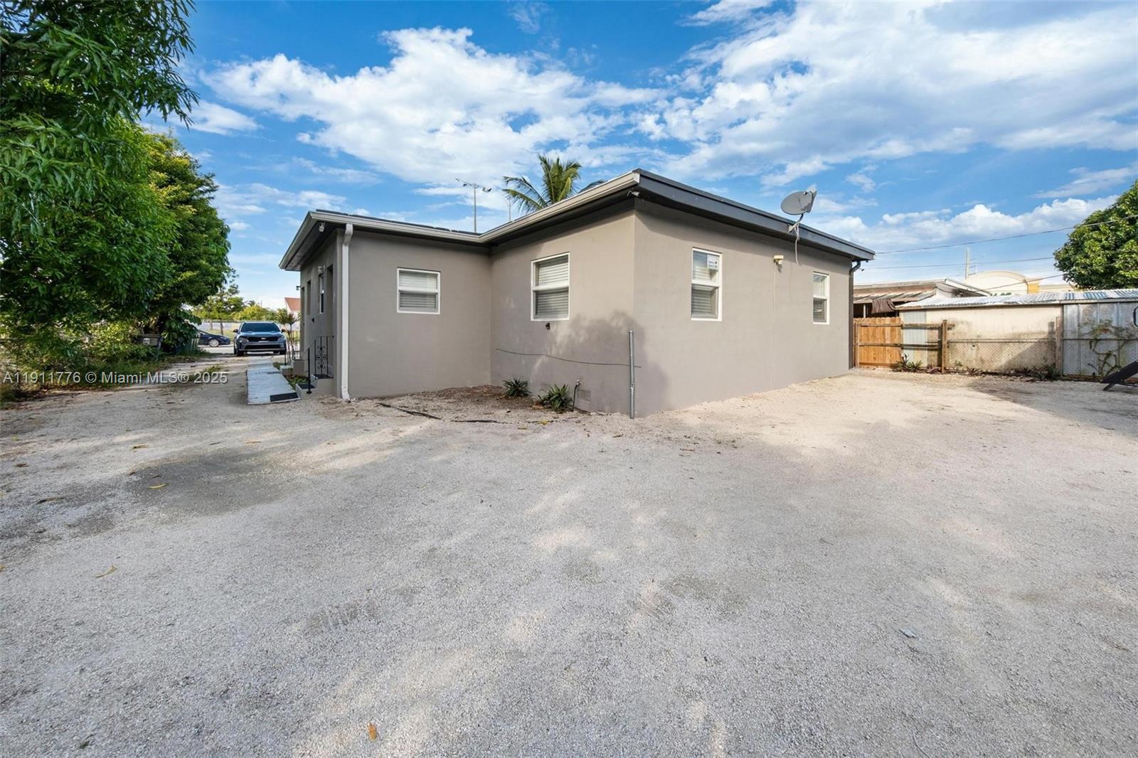   /  1832 кв.футов $ 2025-11-10 0 Фото