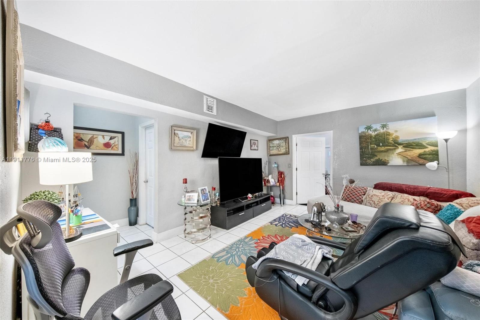   /  1832 кв.футов $ 2025-11-10 0 Фото