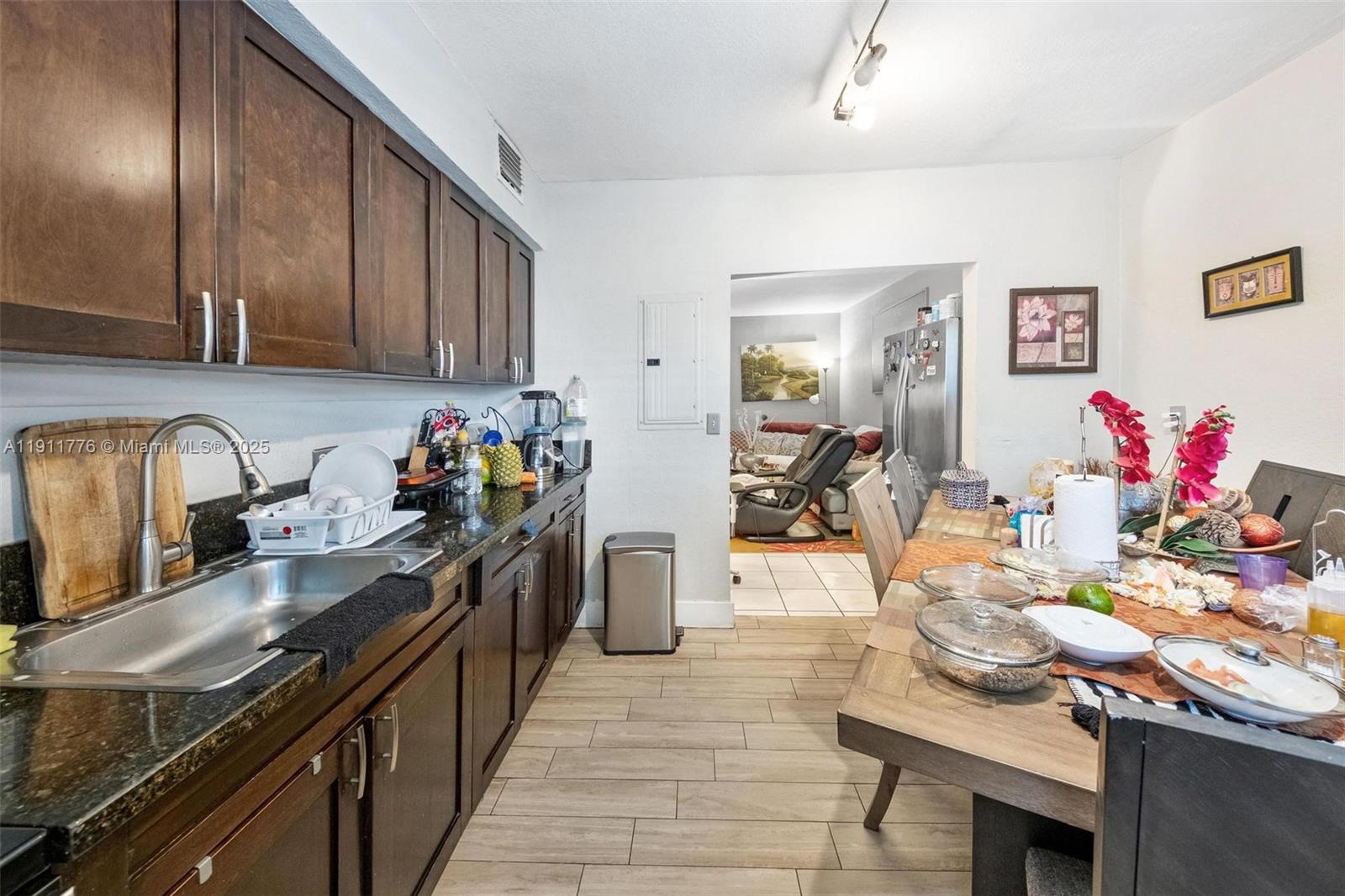   /  1832 кв.футов $ 2025-11-10 0 Фото