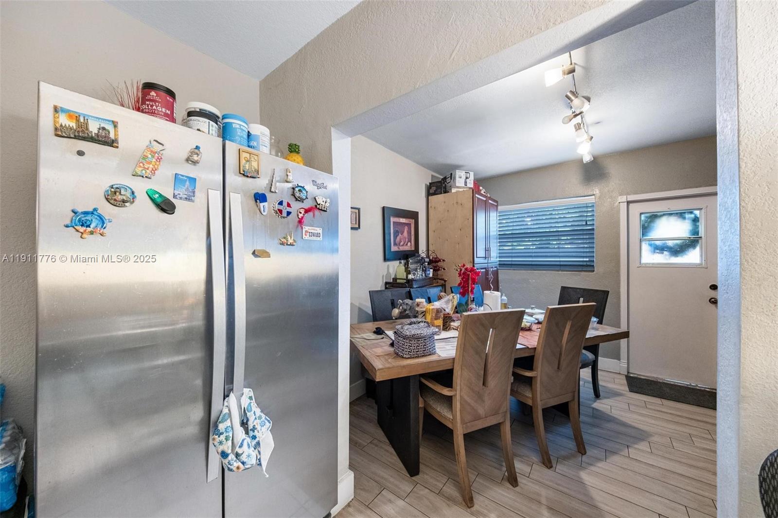   /  1832 кв.футов $ 2025-11-10 0 Фото