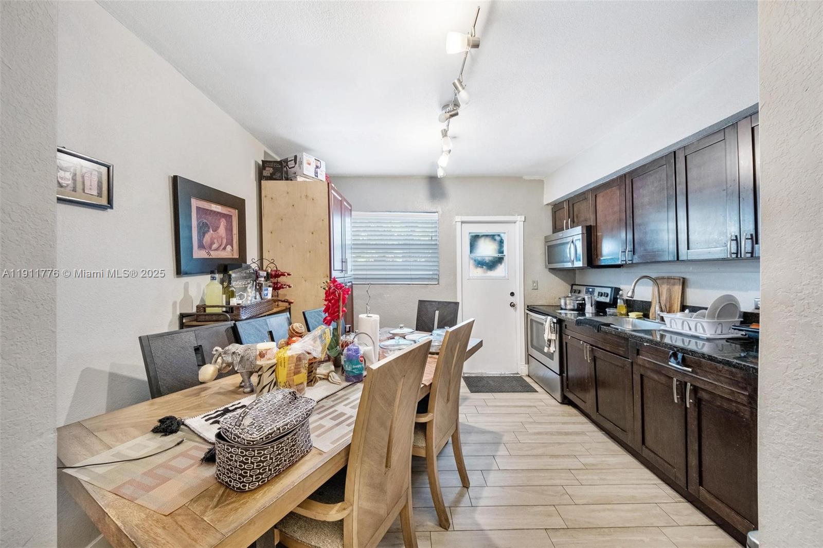   /  1832 кв.футов $ 2025-11-10 0 Фото