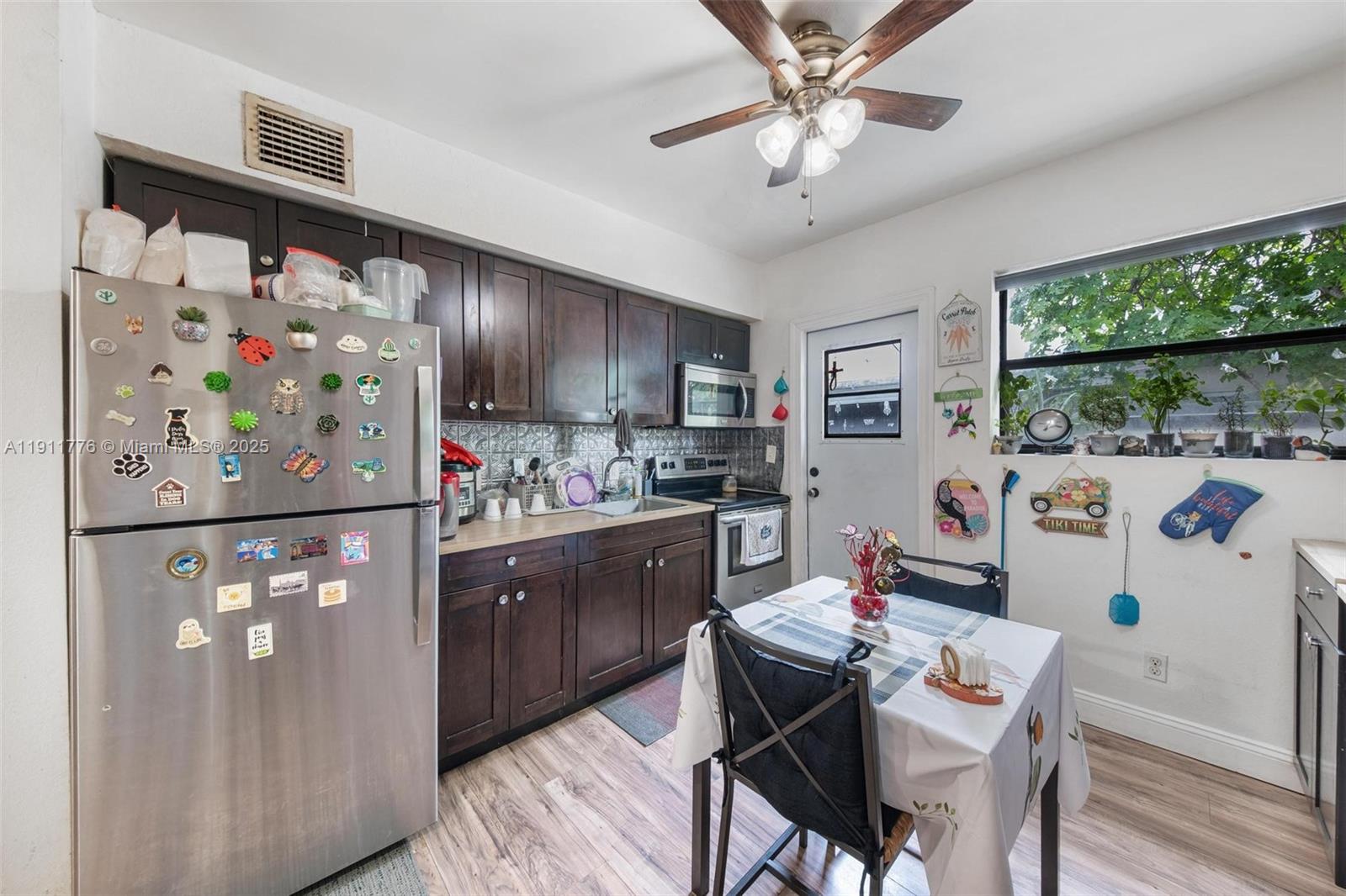   /  1832 кв.футов $ 2025-11-10 0 Фото