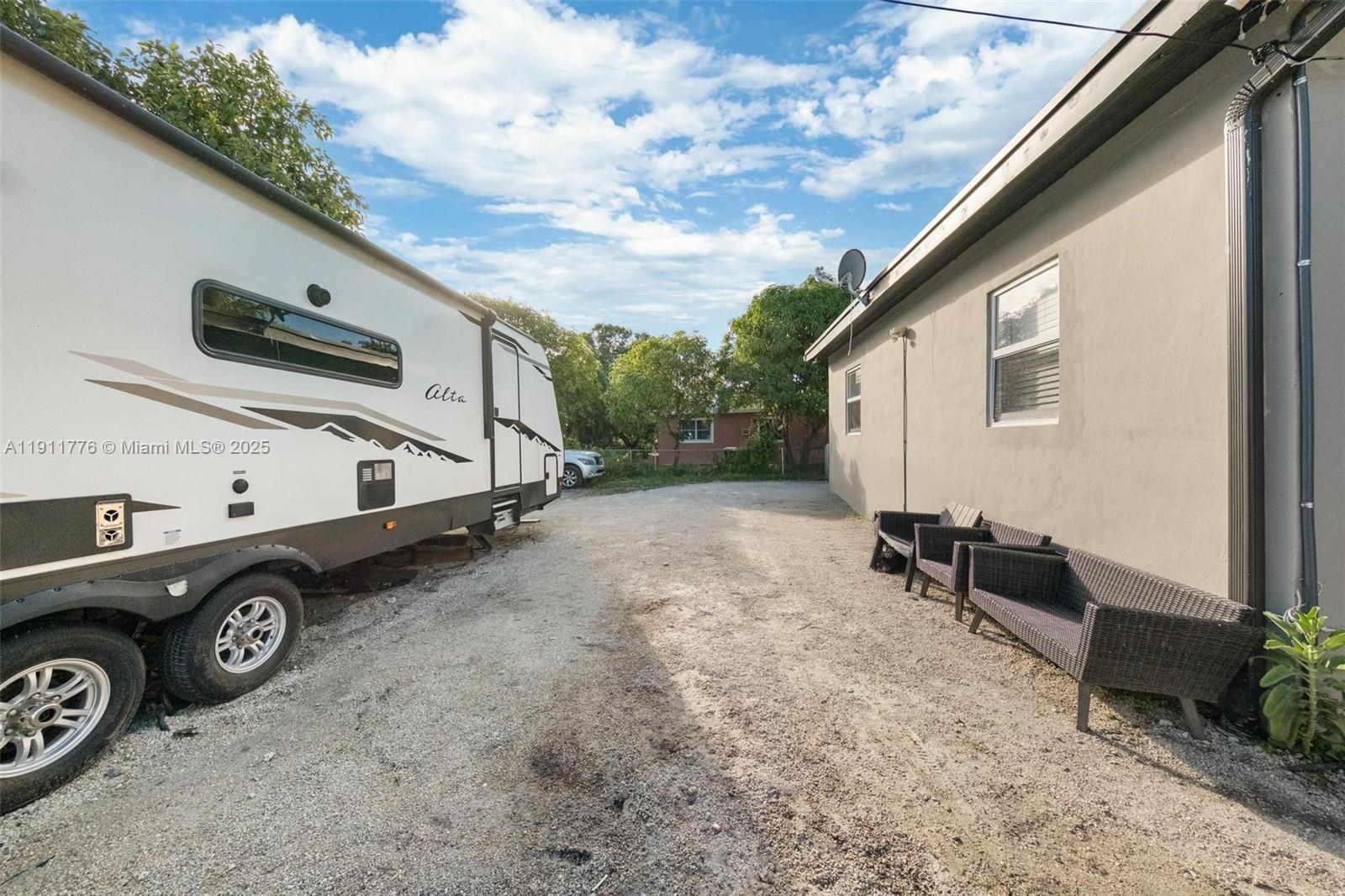   /  1832 кв.футов $ 2025-11-10 0 Фото