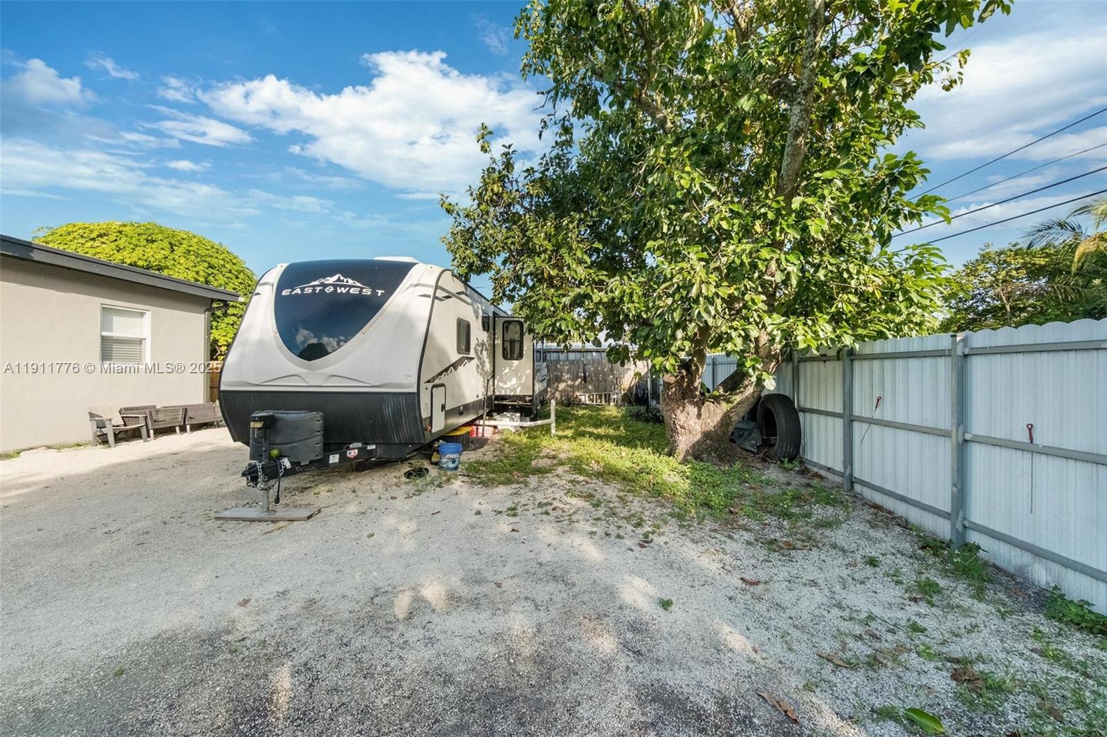   /  1832 кв.футов $ 2025-11-10 0 Фото