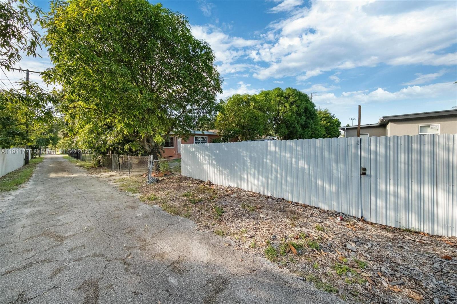   /  1832 кв.футов $ 2025-11-10 0 Фото