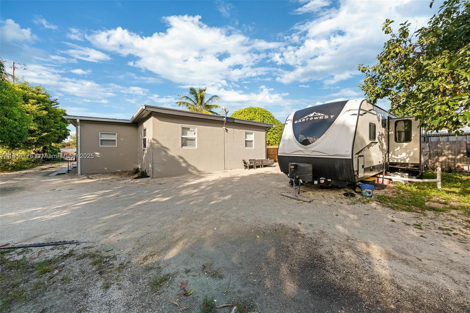   /  1832 кв.футов $ 2025-11-10 0 Фото