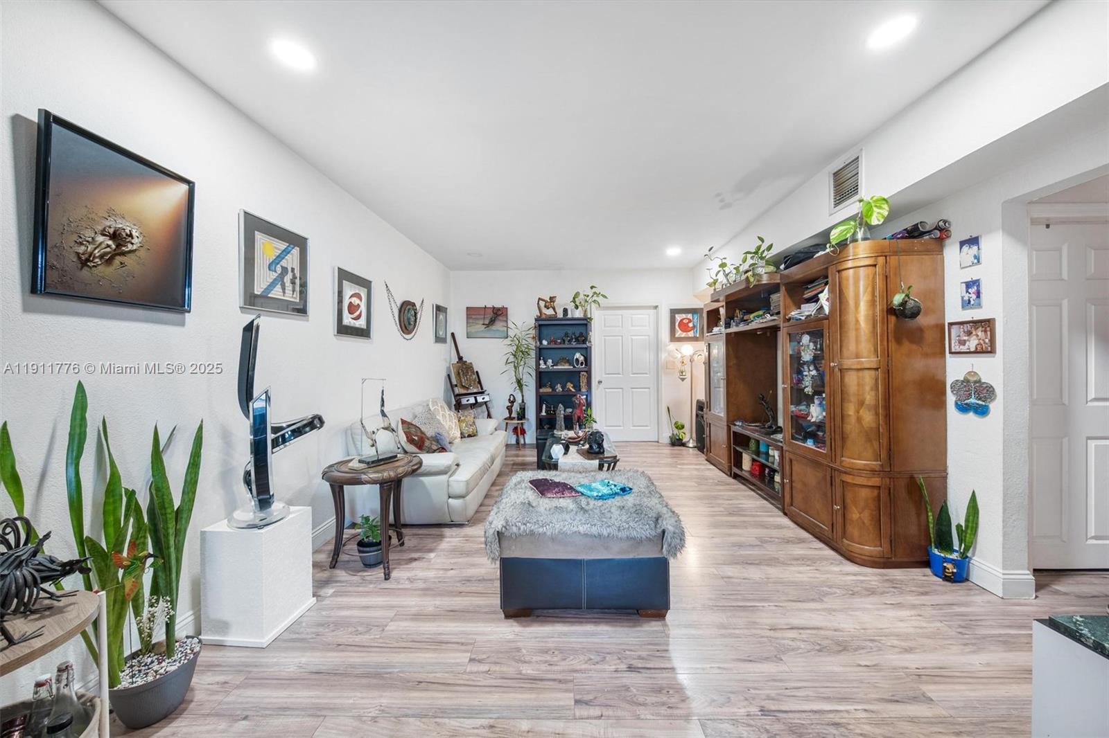   /  1832 кв.футов $ 2025-11-10 0 Фото