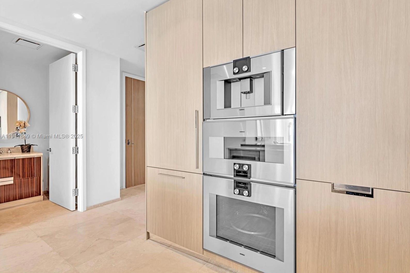 Ver detalles 703 2 / 3 1447 sq. ft. $ 2025-11-10 0 foto