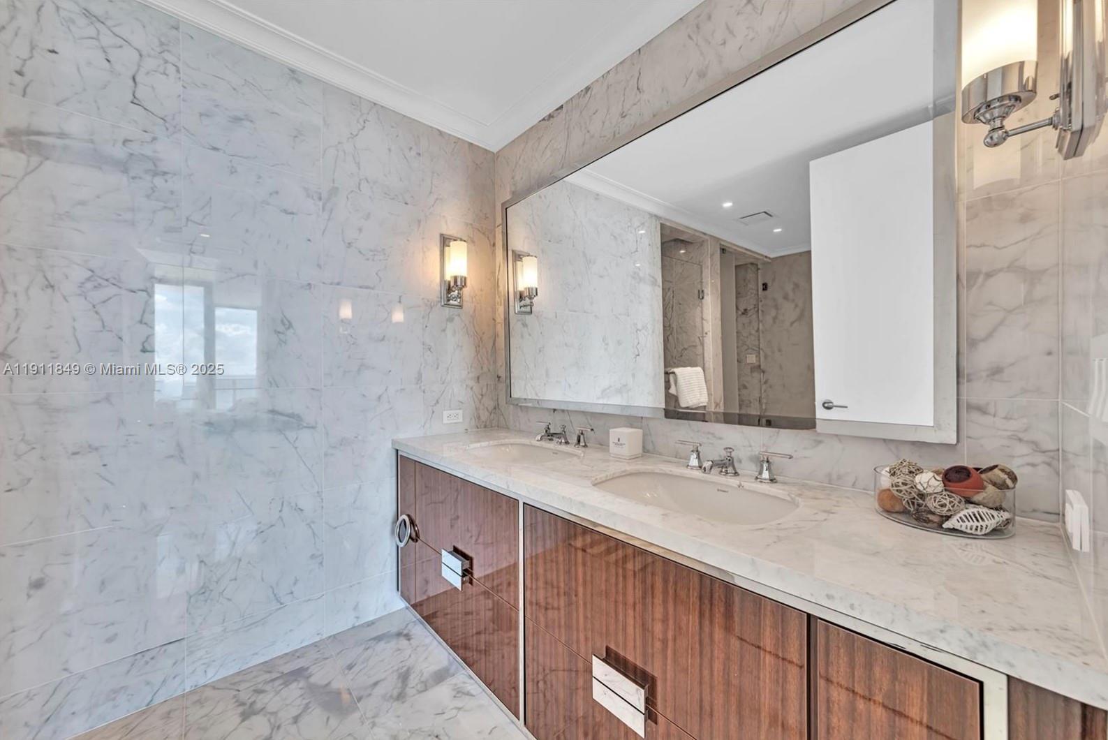 Ver detalles 703 2 / 3 1447 sq. ft. $ 2025-11-10 0 foto