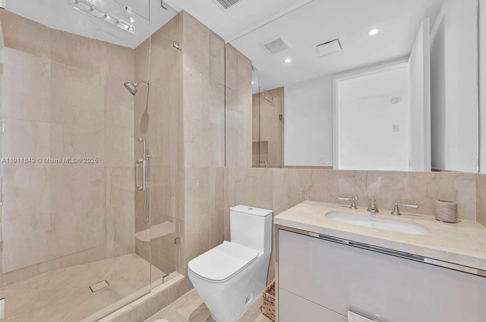 Ver detalles 703 2 / 3 1447 sq. ft. $ 2025-11-10 0 foto