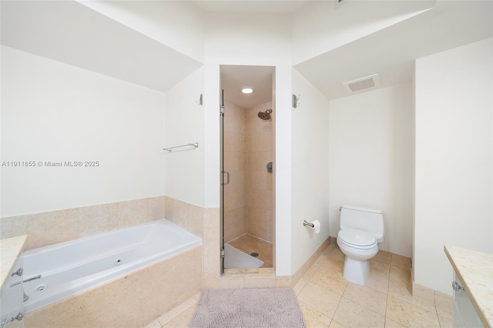 Photo of 19900 Country Club Dr  #816, Aventura, Florida, 33180 - 