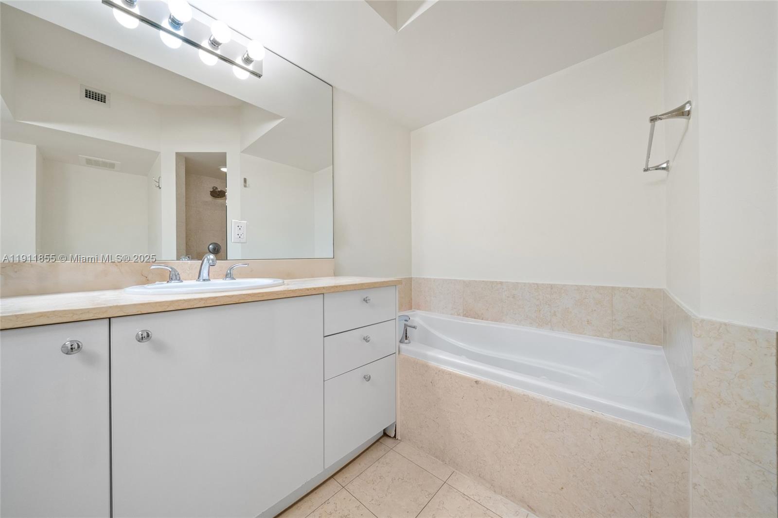 Photo of 19900 Country Club Dr  #816, Aventura, Florida, 33180 - 