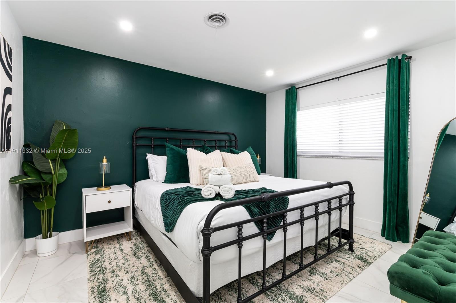   /  2280 sq. ft. $ 2025-11-11 0 Photo