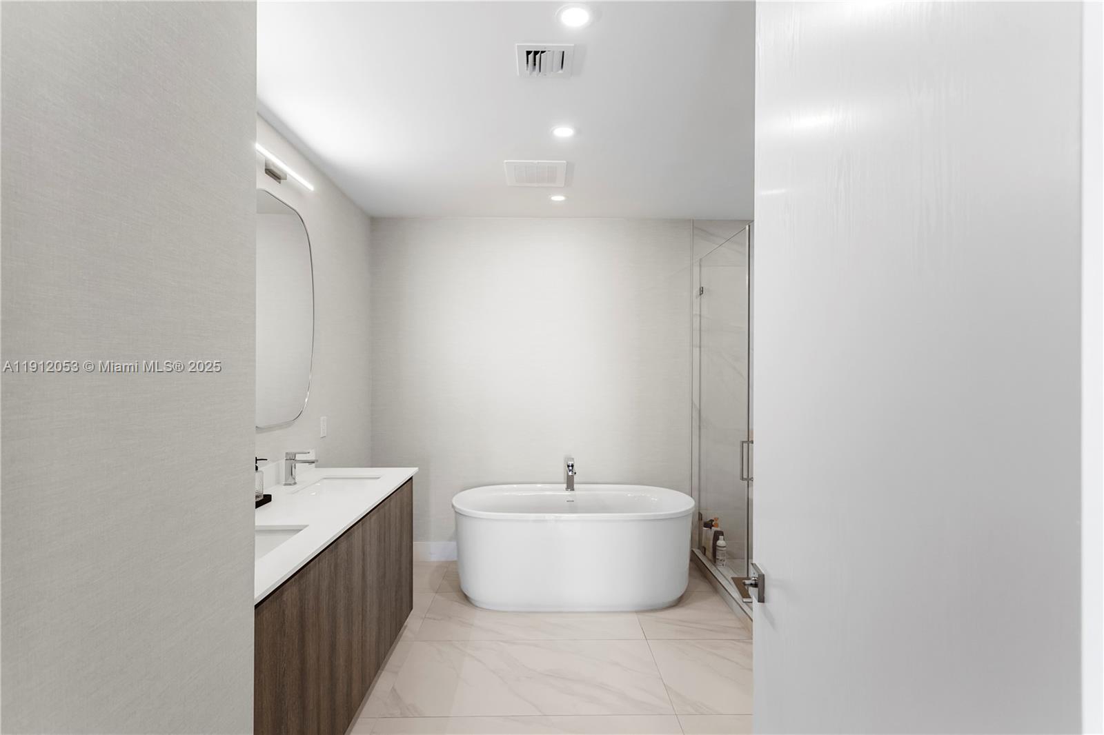 1404 2 / 3 1382 sq. ft. $ 2025-11-11 0 Photo