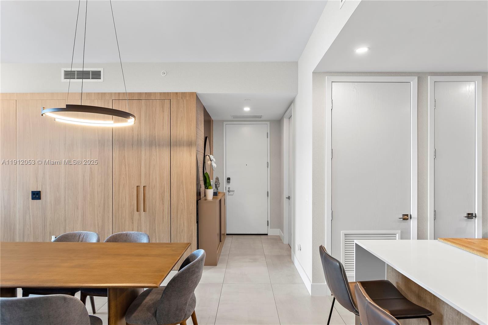 1404 2 / 3 1382 sq. ft. $ 2025-11-11 0 Photo