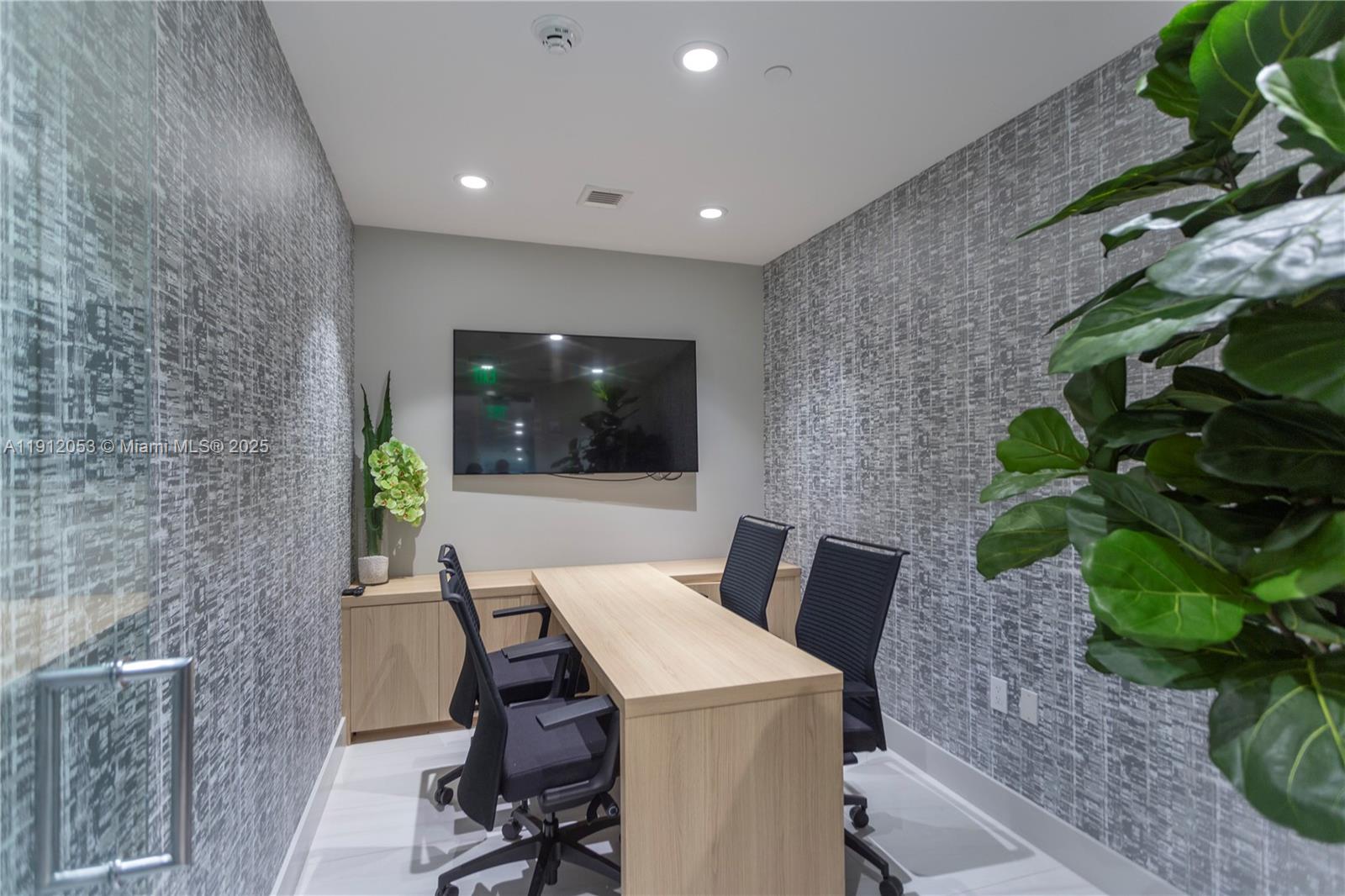 1404 2 / 3 1382 sq. ft. $ 2025-11-11 0 Photo