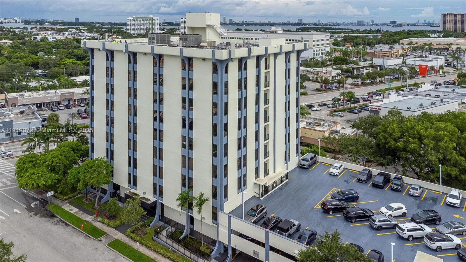 502  /   кв.футов $ 2025-11-11 0 Фото