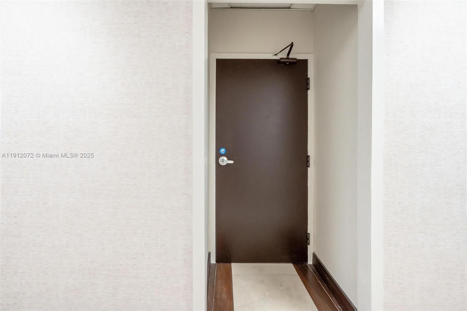 502  /   кв.футов $ 2025-11-11 0 Фото