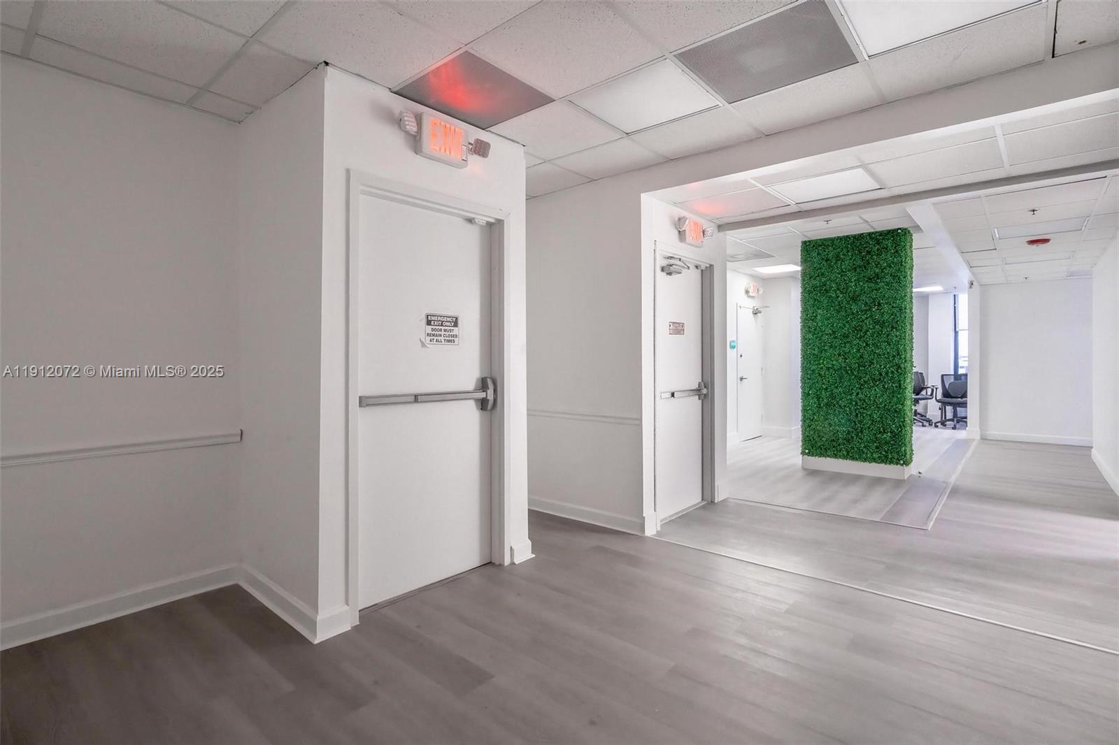 502  /   кв.футов $ 2025-11-11 0 Фото