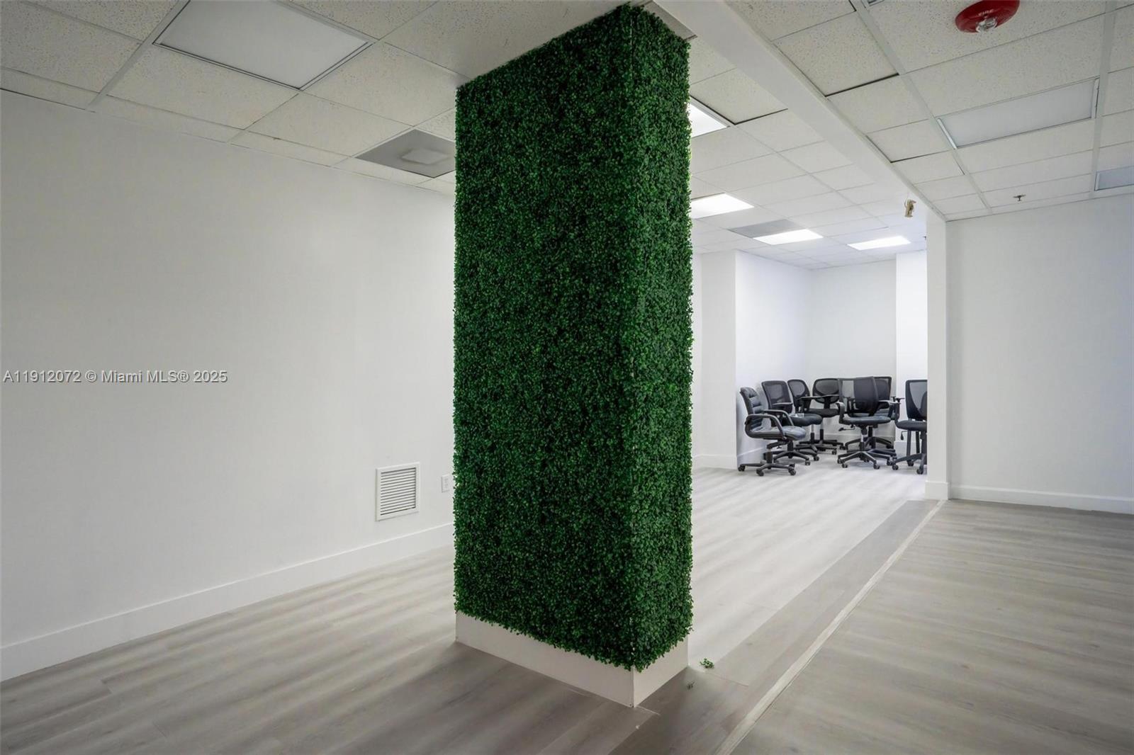 502  /   кв.футов $ 2025-11-11 0 Фото