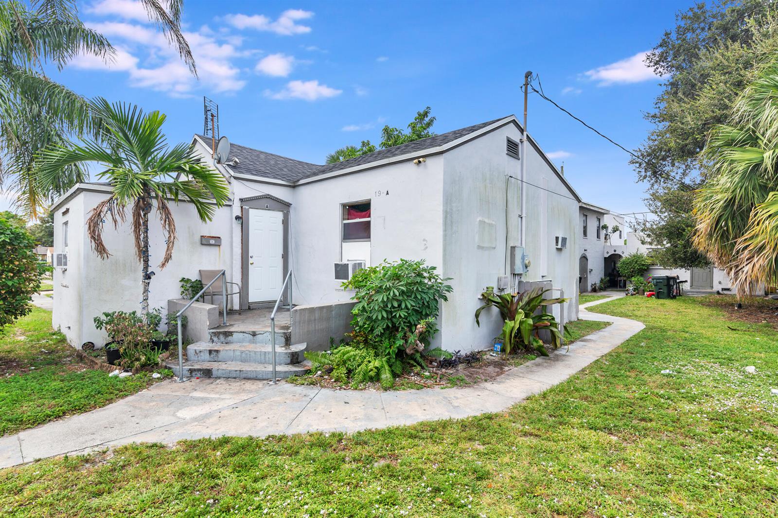   / 4 3320 sq. ft. $ 2026-04-28 0 foto
