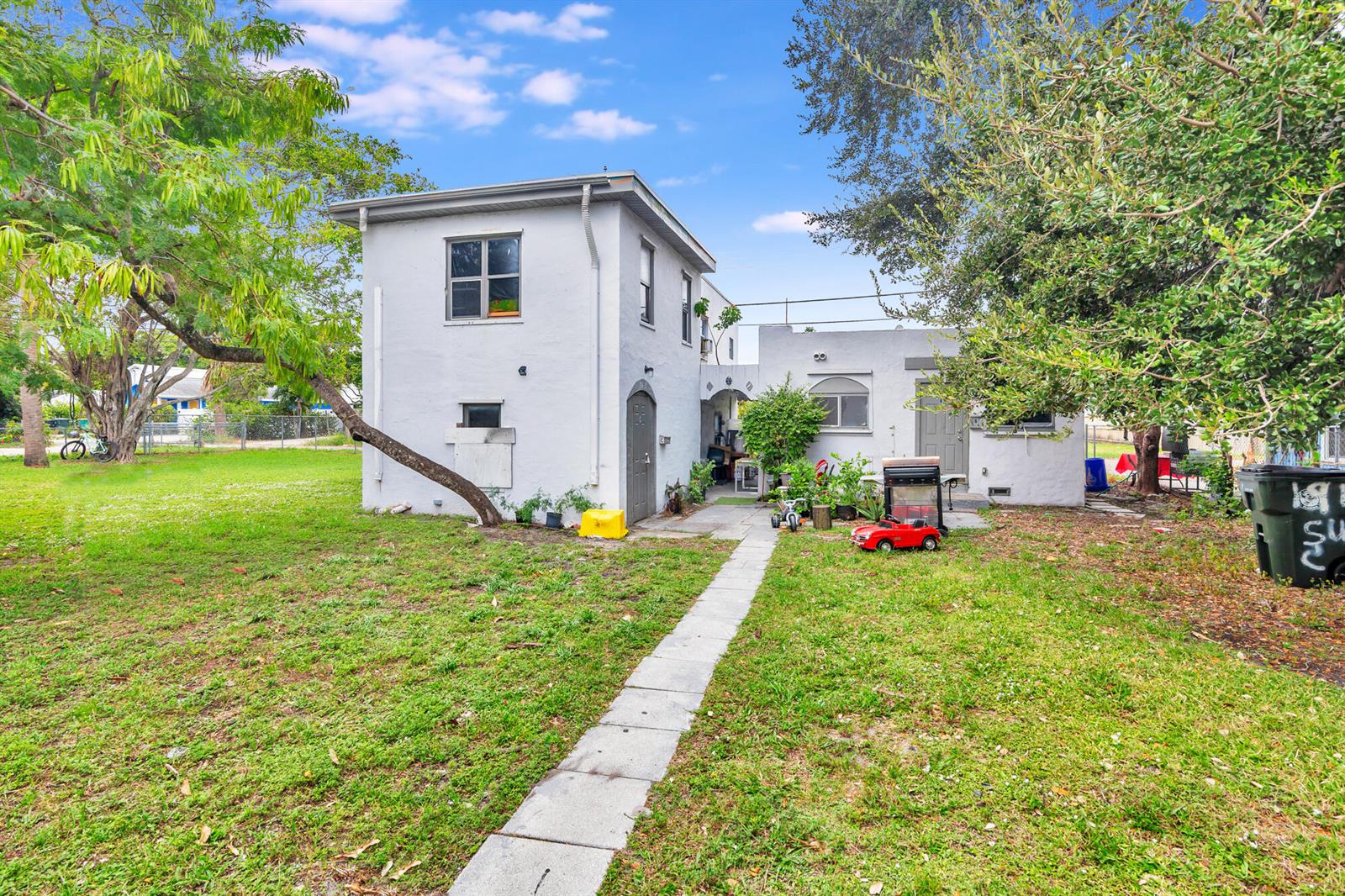   / 4 3320 sq. ft. $ 2026-04-28 0 foto